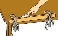 Реставрация столярной мебели: Использование наполнителя для ремонта краев. Внесение наполнителя в отбитые края