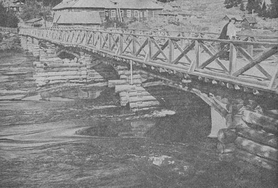 Многопролетный ряжевой мост с декоративным Х-образным обрамлением перил в с. Умба Мурманской обл
